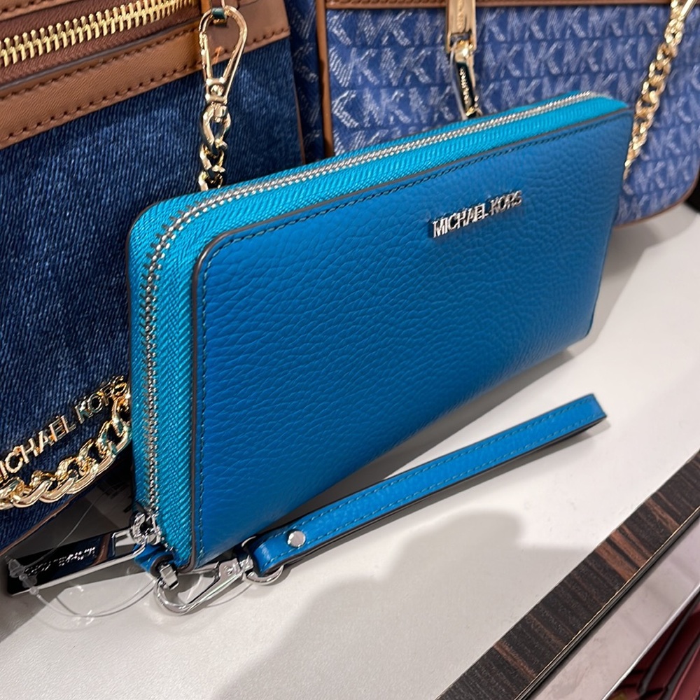 Michael Kors Jet Set Travel Large Travel CONTINENTAL 
Lagoon - Picture 3 of 16